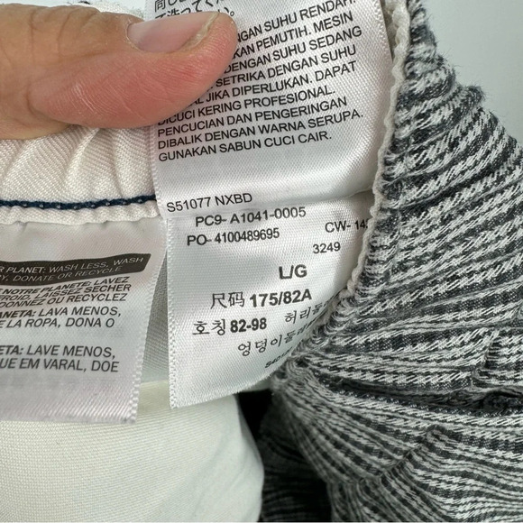 Levi’s chinos easy pant. Plaid size Large - Picture 4 of 5